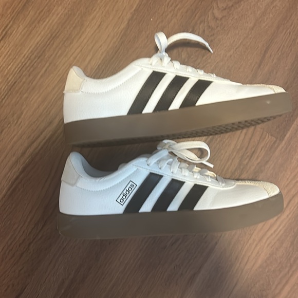 Men’s  size 7 / women’s 9 Adidas tennis shoes fits a women size 9 - Picture 9 of 11